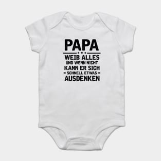 PAPA WEIB ALLES UND WENN NICHT KANN ER SICH SCHNELL ETWAS AUSDENKEN Baby Bodysuit